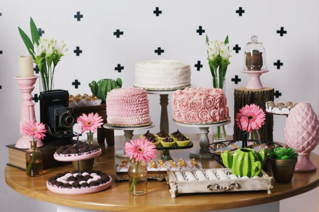 decoração de mesa para chá de casa nova com trio de bolo e doces 