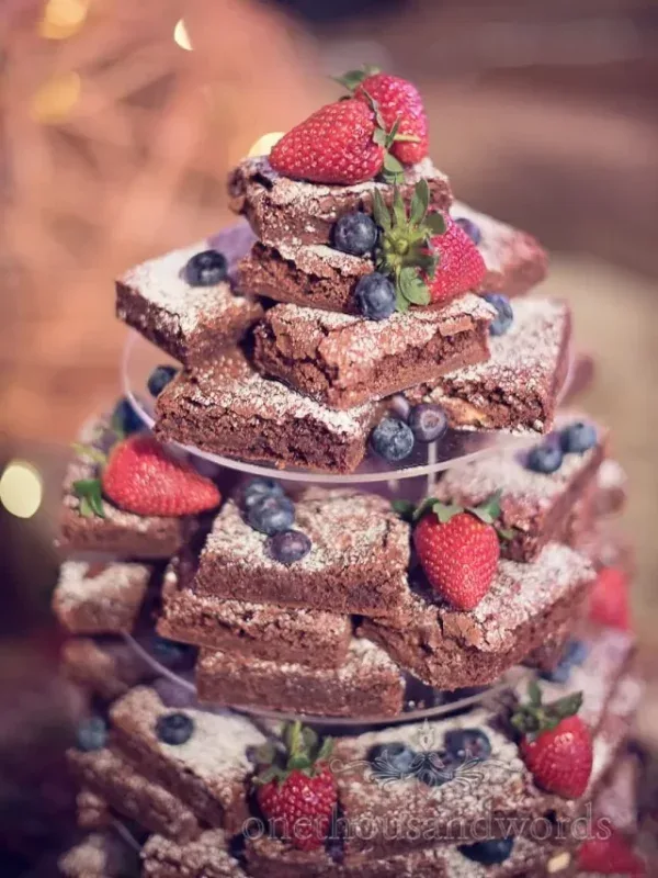 capa post: brownie-and-berries-wedding-cake-at-barn-wedding