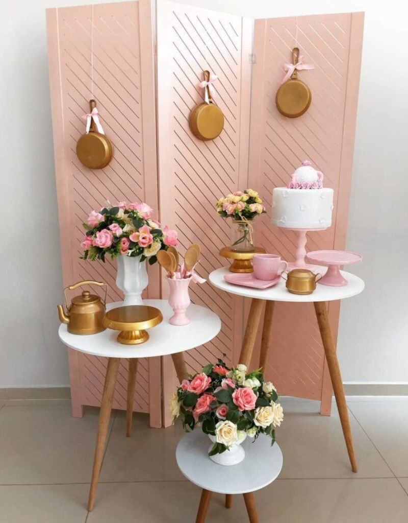 mesa com painel com panelas para chá de casa nova