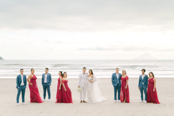 capa post: casal e padrinhos na praia no litoral norte