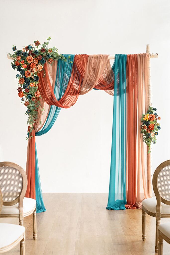 altar com tecidos azuis e laranjas