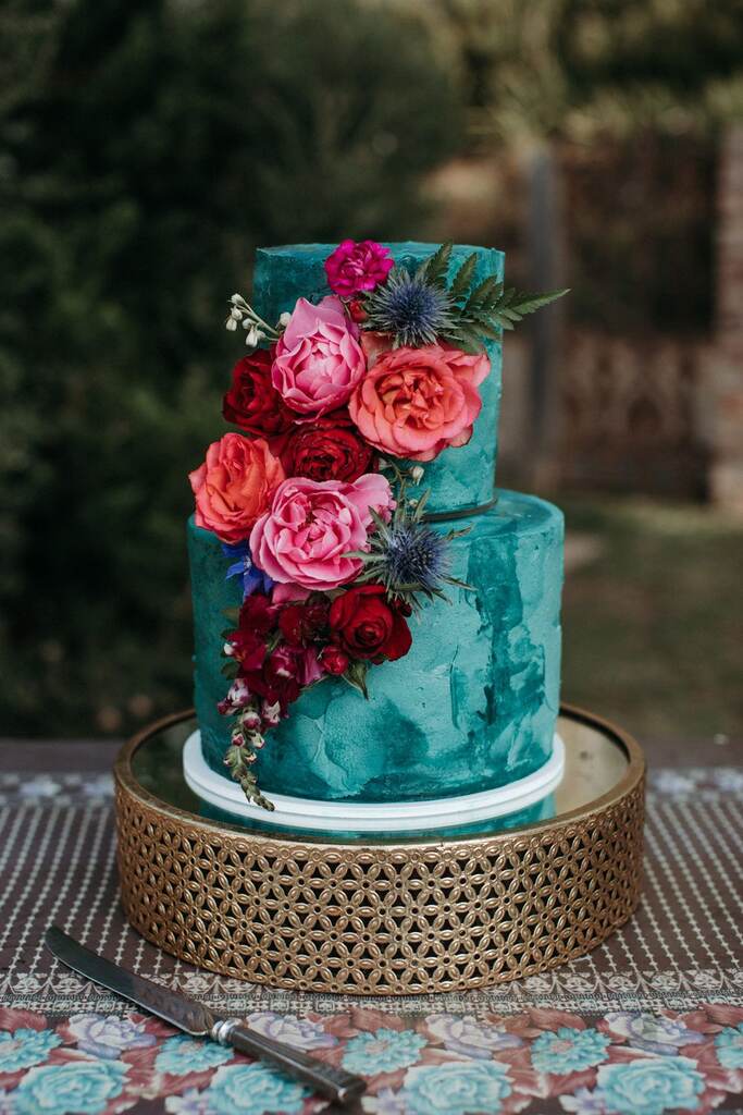bolo de casamento azul marmorizado com flores no topo