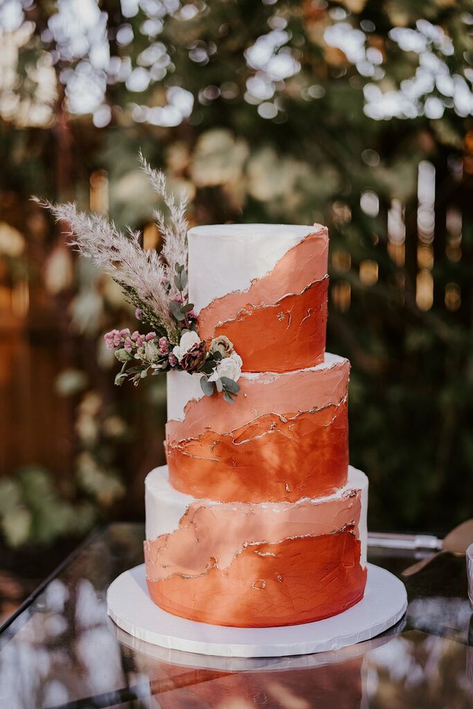 bolo de casamento branco com três andares com camadas na cor cobre e rosê