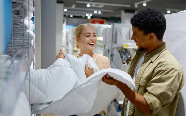 capa post: casal montando lista de chá de casa nova