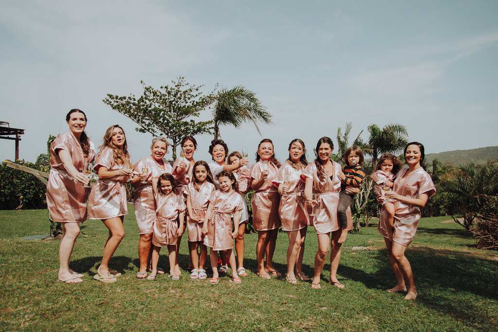 madrinha noiva e daminhas com robes cor de rosa no gramado