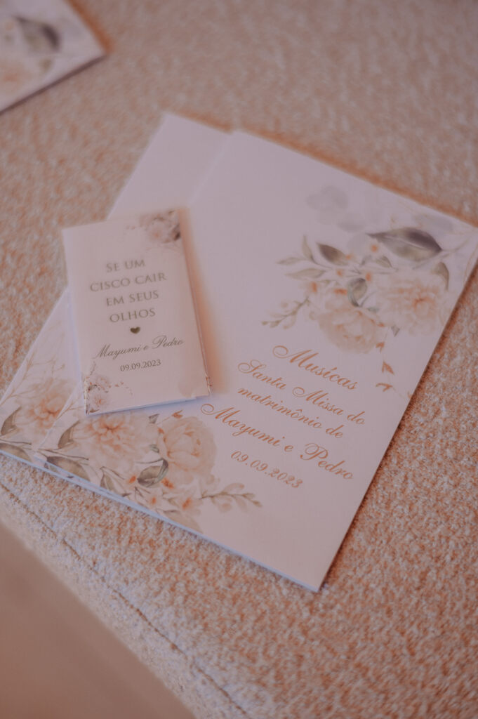 convite de casamento branco com estampa floral delicada