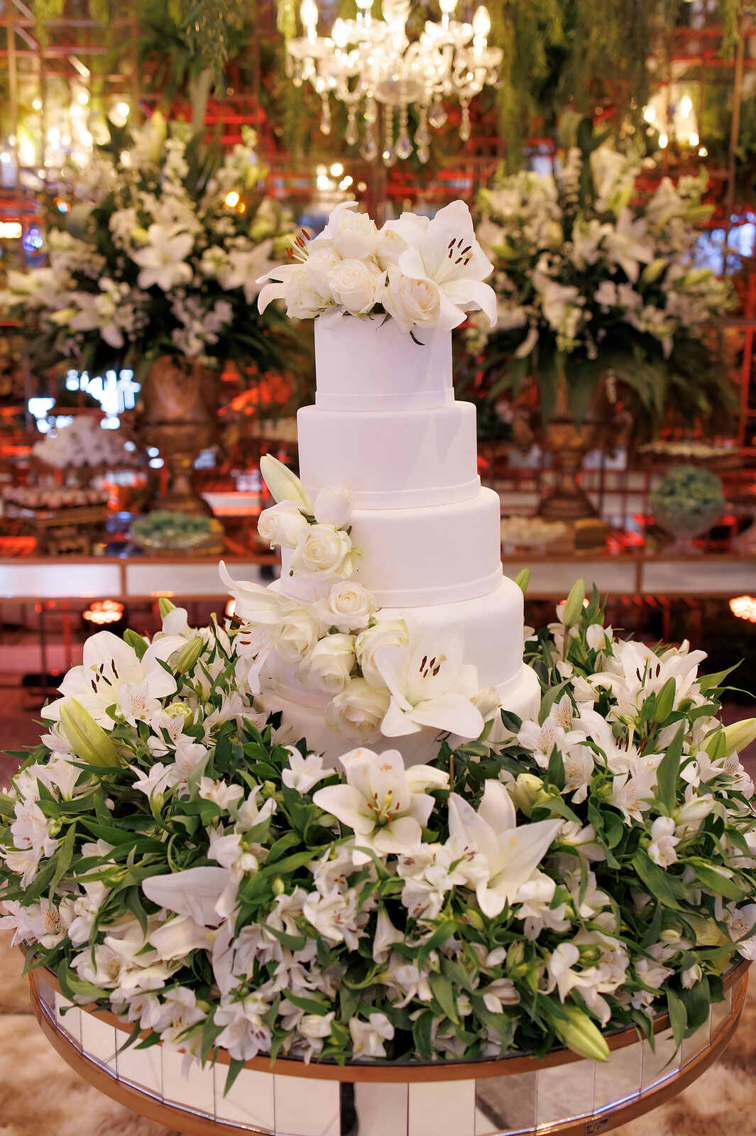 bolo de casamento clássico com cinco andares com lírios brancos no topo