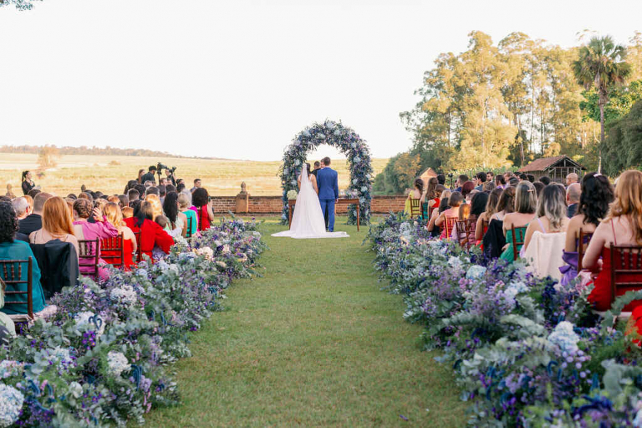 Esse casamento mega colorido no campo vai te deixar suspirando!