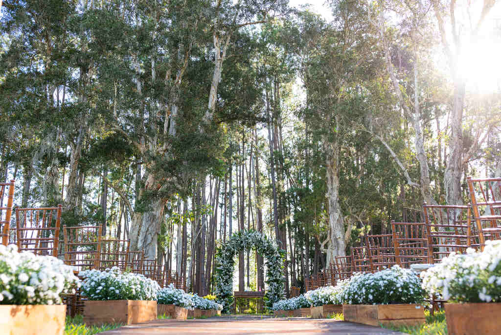 altar com arco com flores brancas