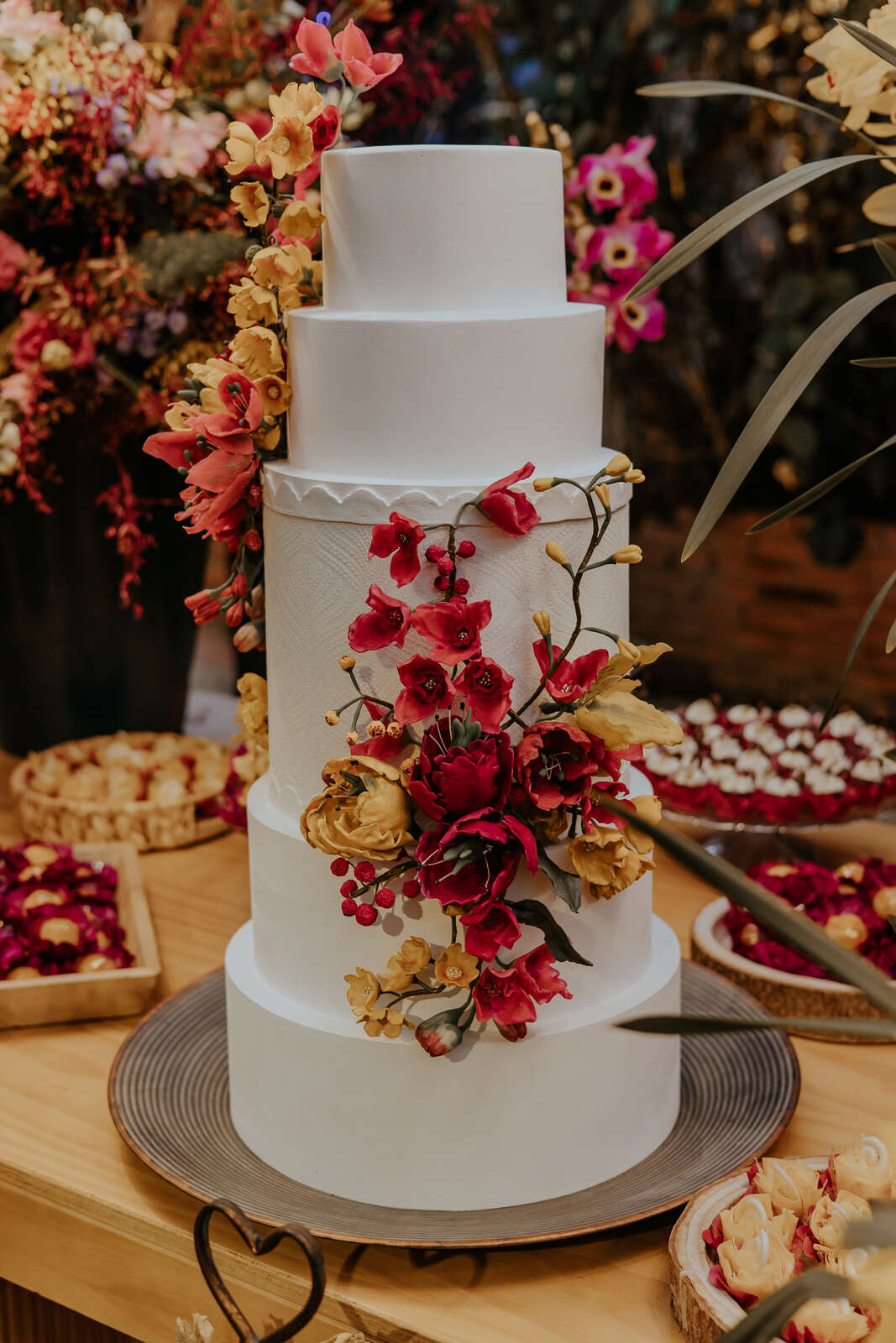 bolo de casamento branco com cinco andares com flores rosas e amarelas