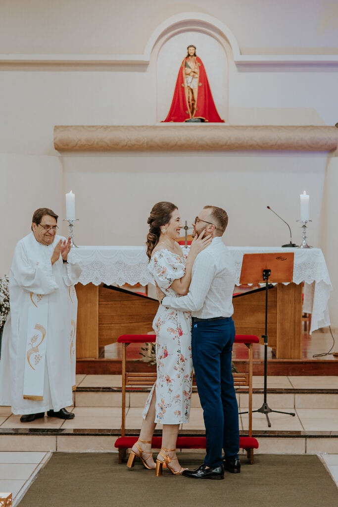 noivos abraçados no altar na frente do altar no casamento na igreja