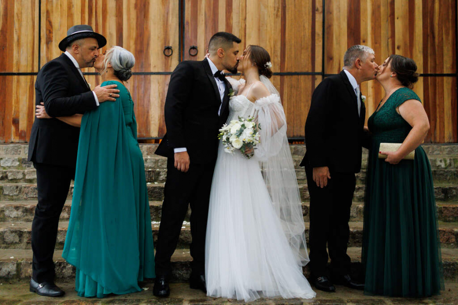 Noiva escolhe vestido perfeito para casamento no estilo europeu
