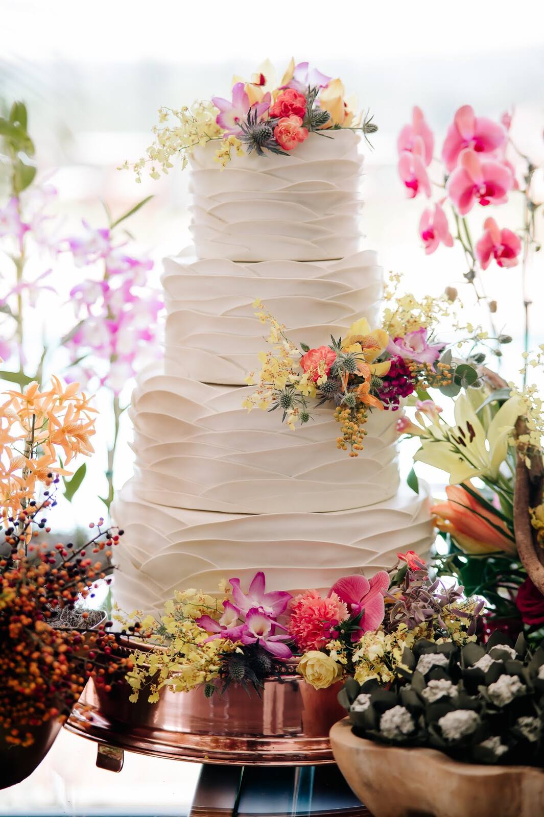 bolo de casamento com 4 andares com textura com topo de flores