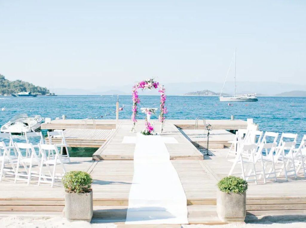 decoração com altar fucsia para casamento no deck com vista para o mar