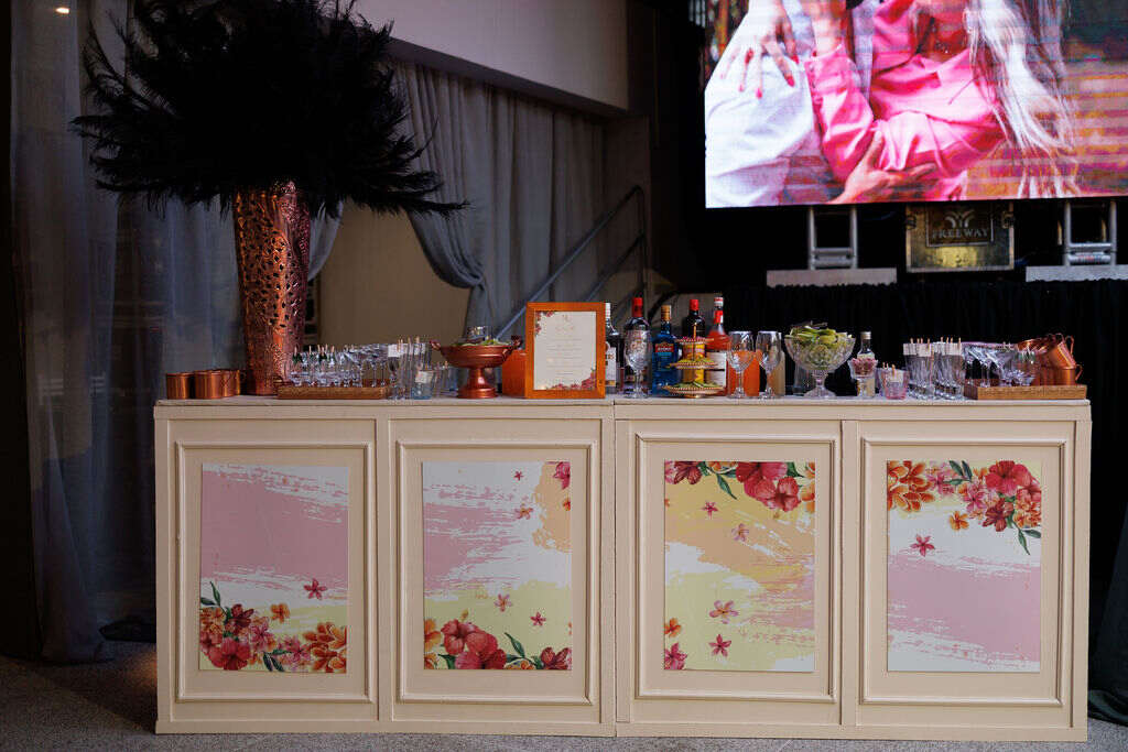 mesa do bar decorada com identididade visual na paleta branca rosa amarela e laranja