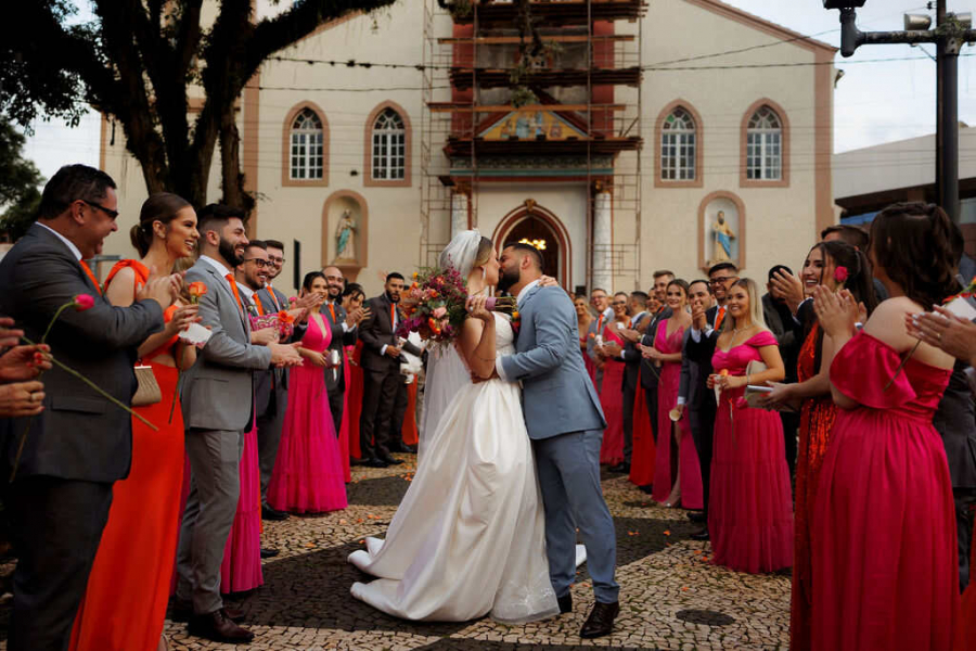 Casamento elegante na igreja ganha festa laranja e rosa