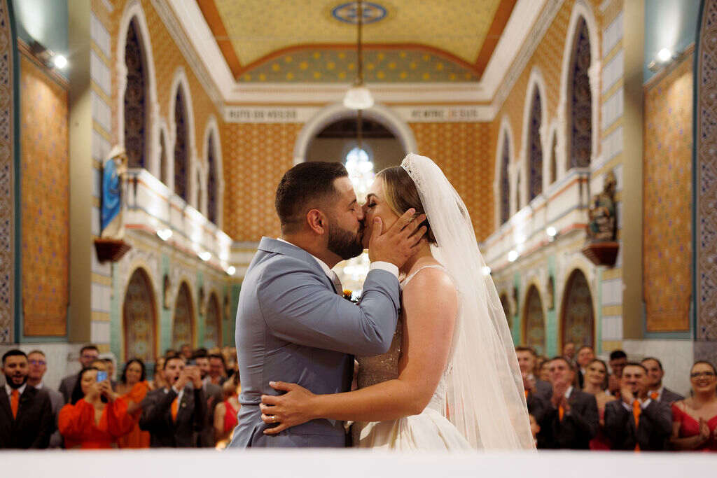 noivos se beijando durante o casamento na igreja