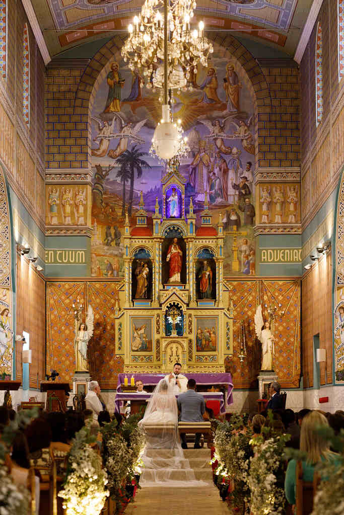 noivos no altar durante o casamento na igreja