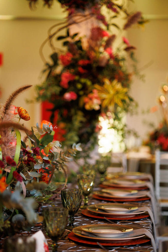 mesa posta decorada com flores