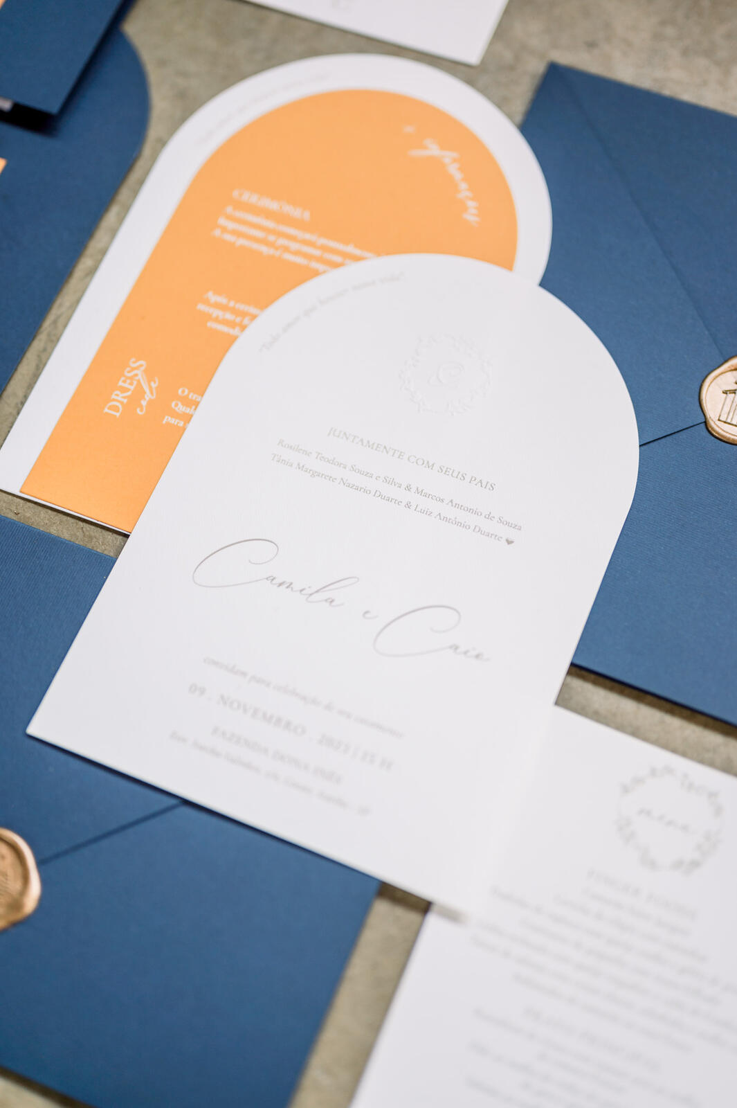convite de casamento branco e envelope azul