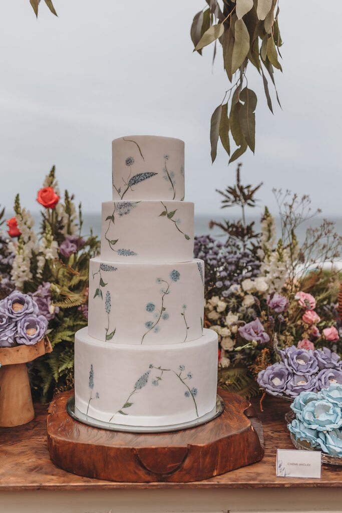 bolo de casamento branco com flores azuis