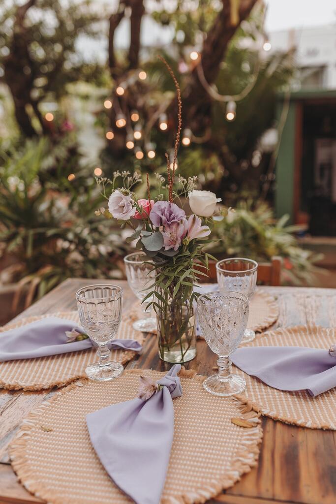 mesa posta com guardanapos na cor lavanda