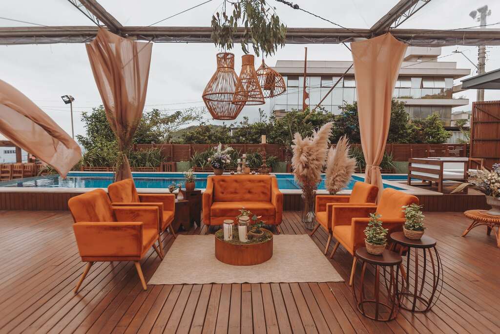 lounge perto da piscina com poltronas laranjas
