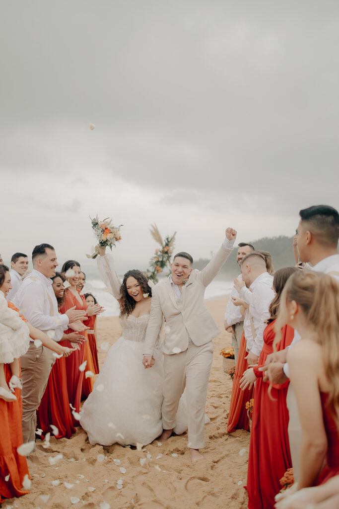 saída dos noivos no casamento na praia