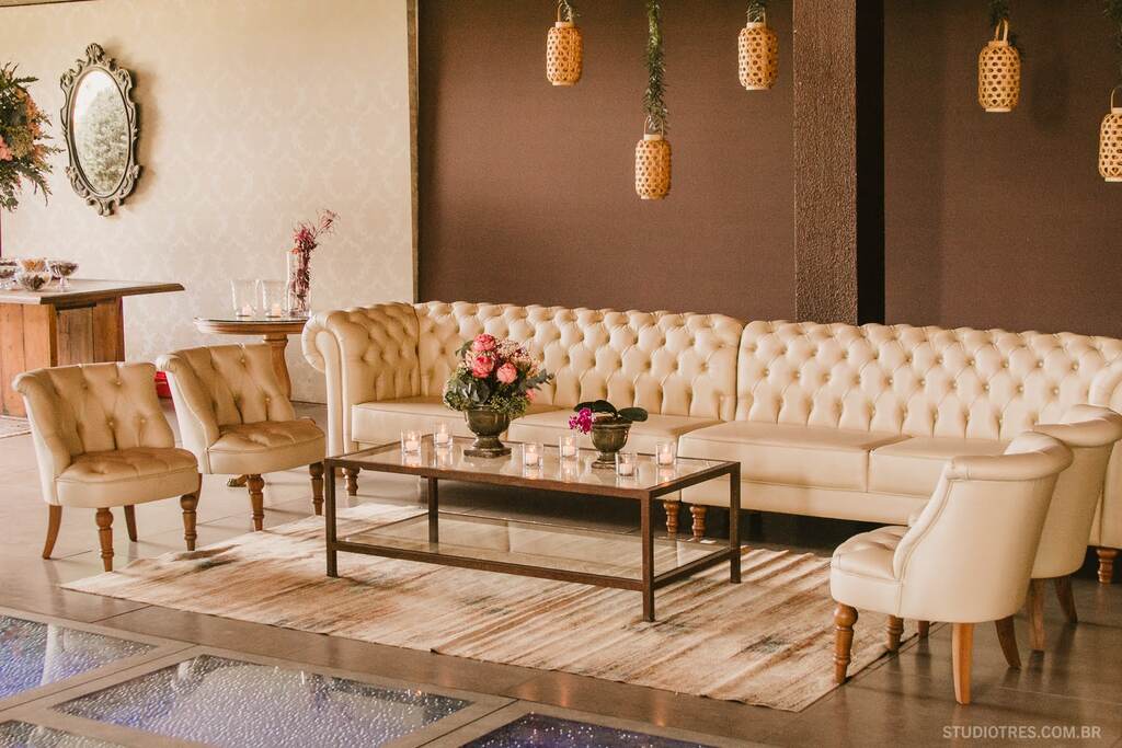 salão elegante com lounge com sofá e poltronas clássicas na cor bege
