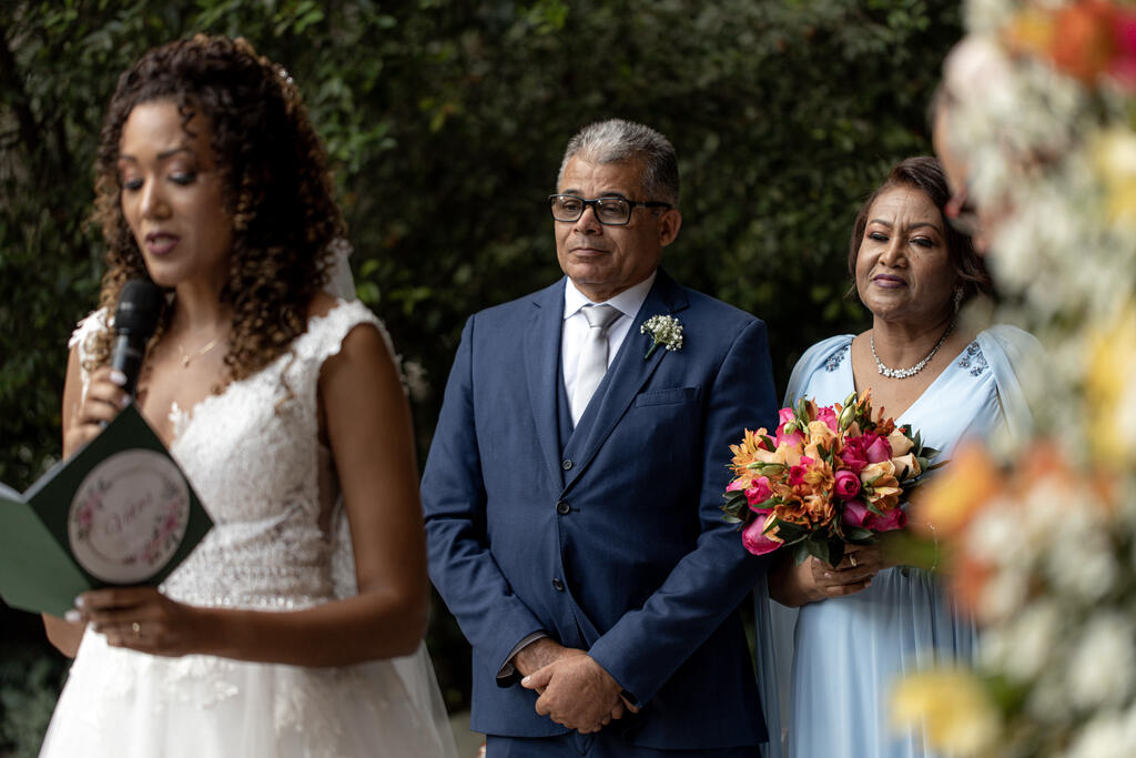 pais da noiva vendo a noiva declarar os votos no casamento