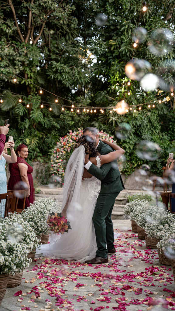 noivo beijando a noiva no altar