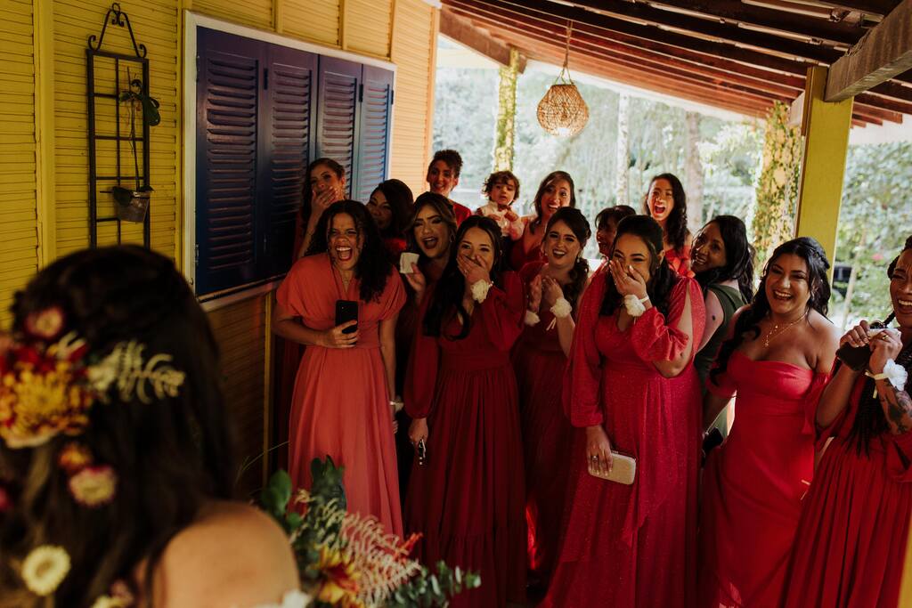first look da noiva com as madrinhas com vestidos cor de rosa