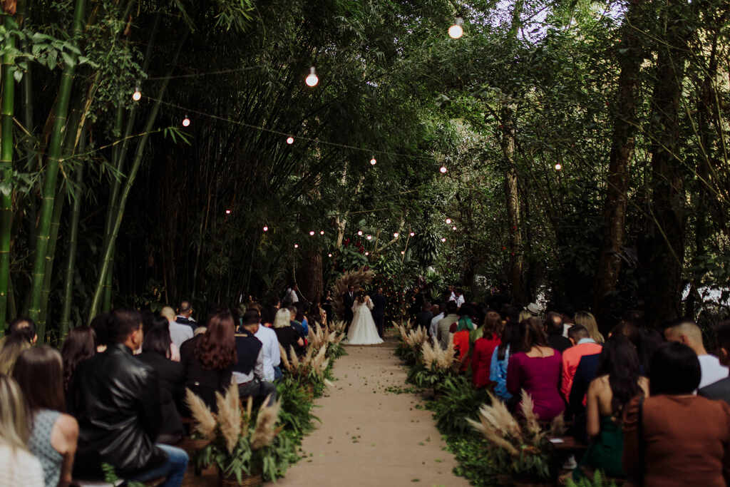 noivos no altar durante casamento ao ar livre