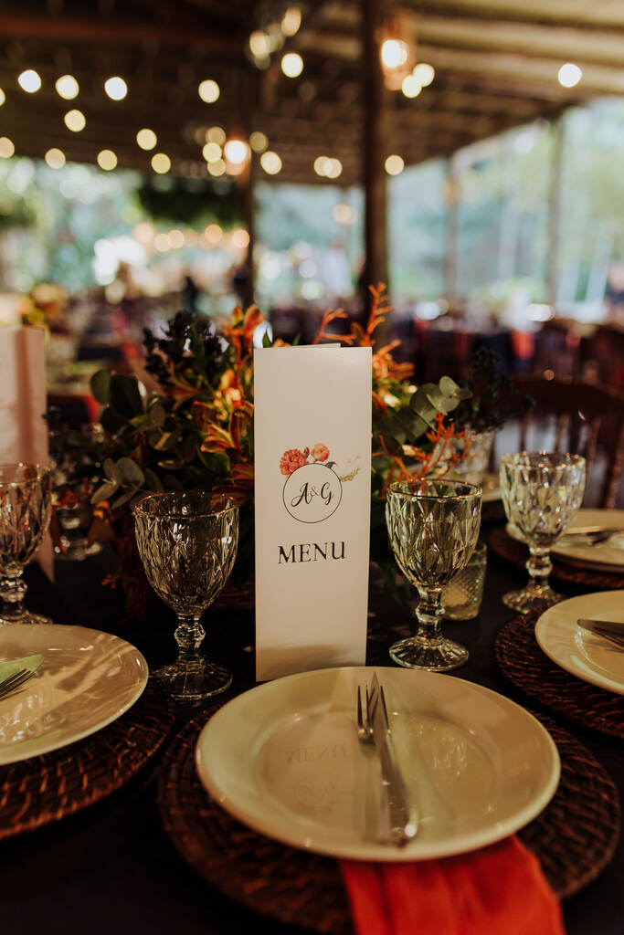 mesa posta com menu branco com estampa floral