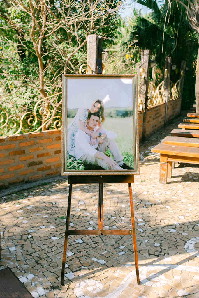 cavalete de madeira com retrato com foto dos noivos