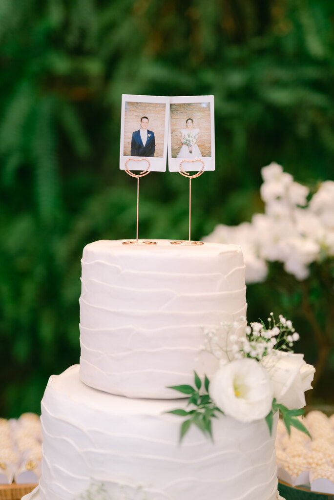 bolo de casamento com fotos instantaneas no topo