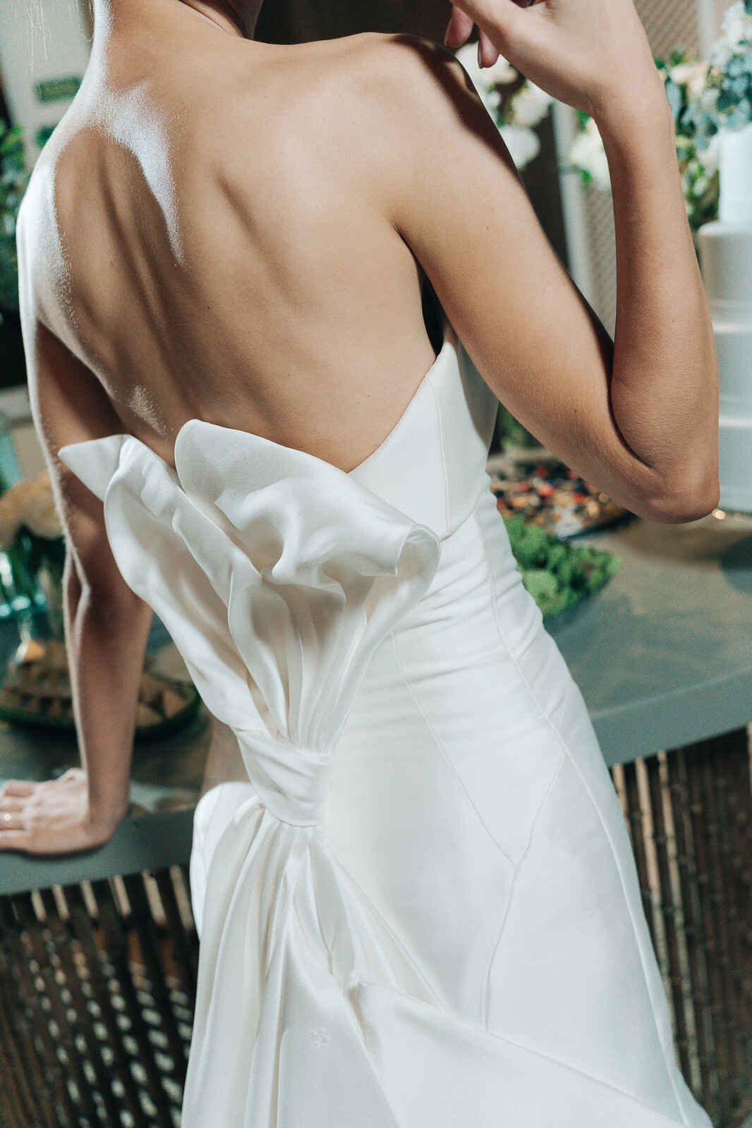 mulher com vestido de noiva minimalista com laço grande nas costas