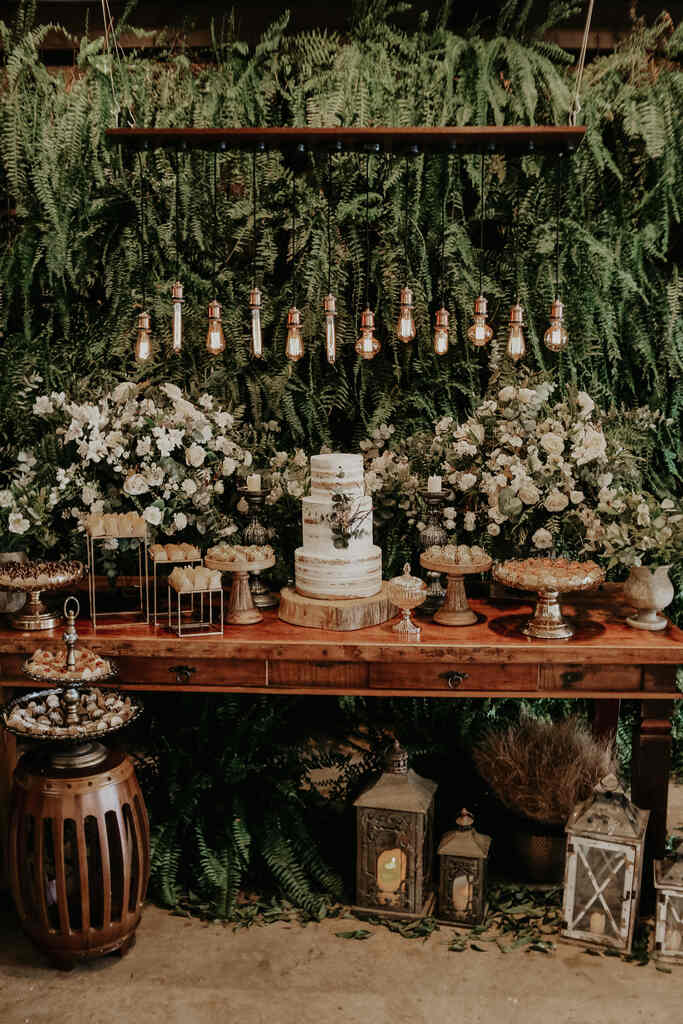 mesa de madeira com bolo de casamento semji espatulado