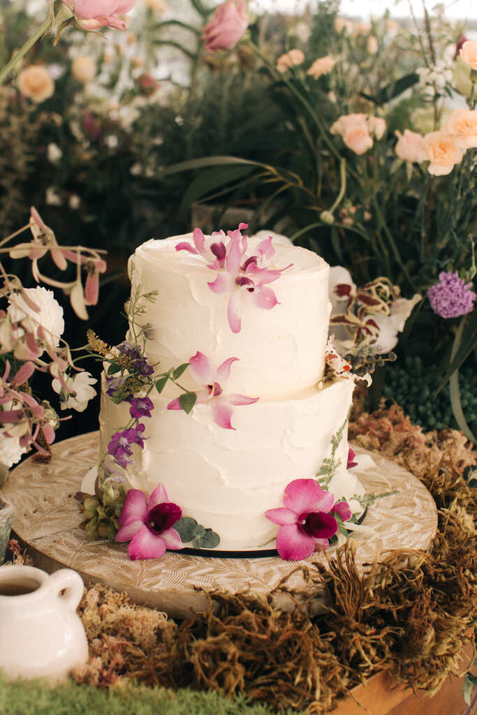 bolo de casamento branco com flores rosas e roxas