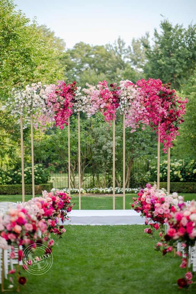 altar minimalista no campo com flores brancas rosas e fucsia