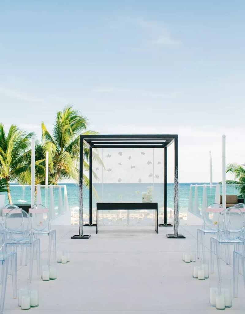 altar preto minimalista para casamento na praia