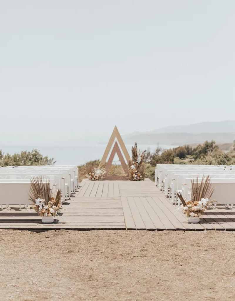 altar triangular de madeira na praia