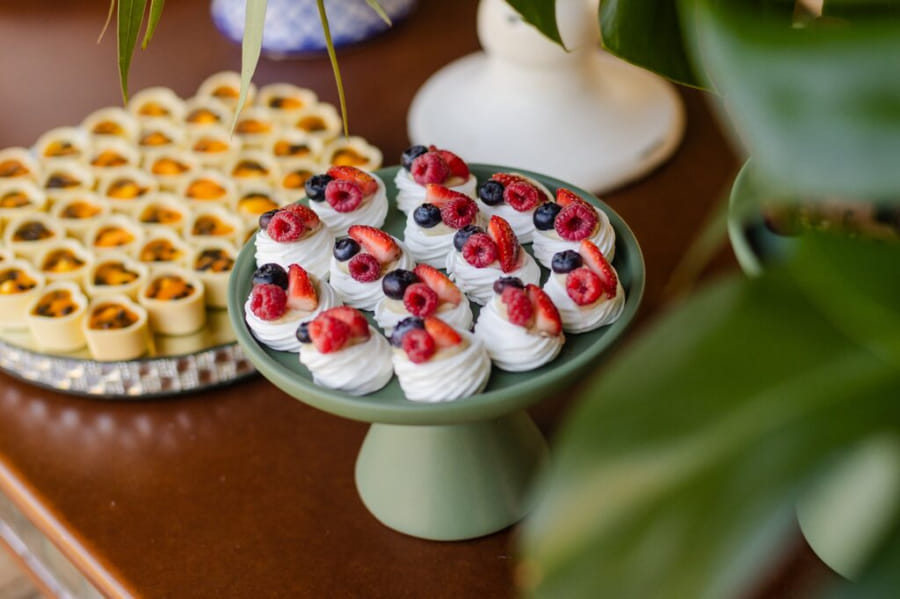 doce para casamento com frutas em mesa do bolo