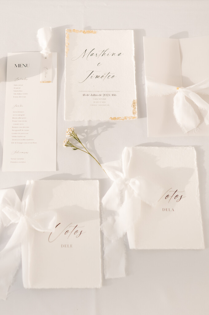 convite e papelaria de casamento branca e minimalista