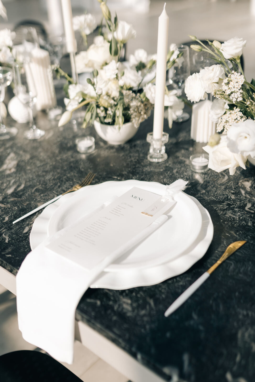mesa posta com mini vasos brancos minimalista com flores brancas