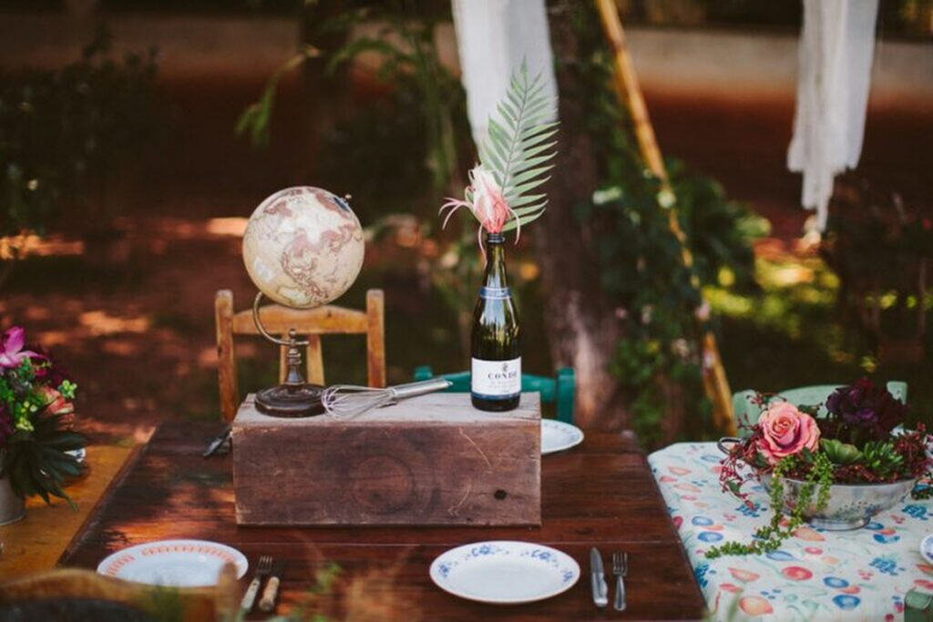 mesa decorada com garrafa e globo para chá de casa nova