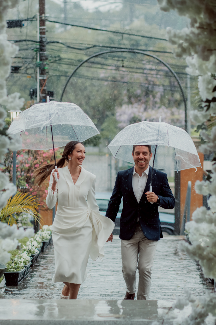  noivos de guarda chuva em casamento ao ar livre
