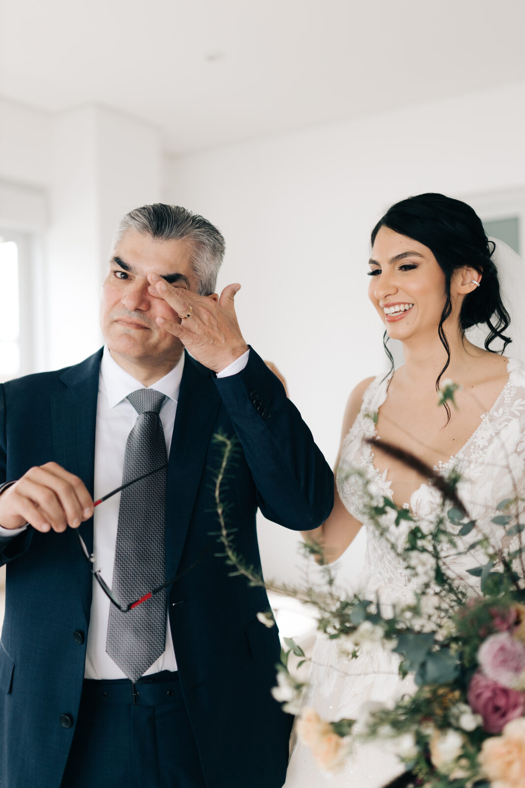 pai da noiva com terno azule gravata cinza emocionado durnate o first look com a noiva