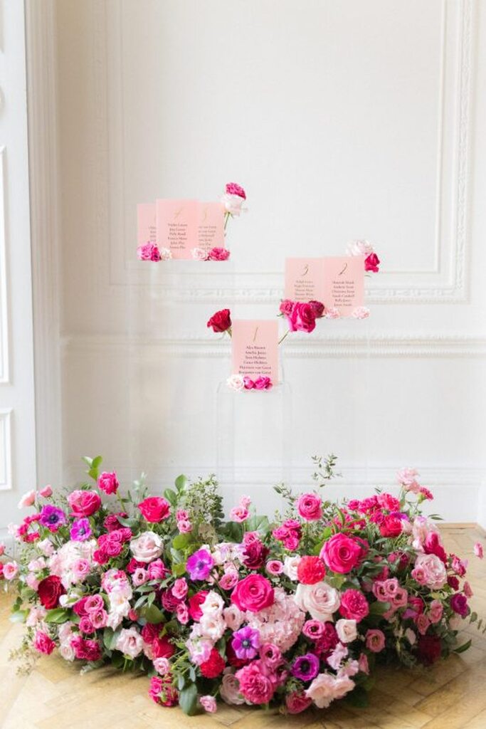 painel para fotos com flores fucsia roxas e brancas