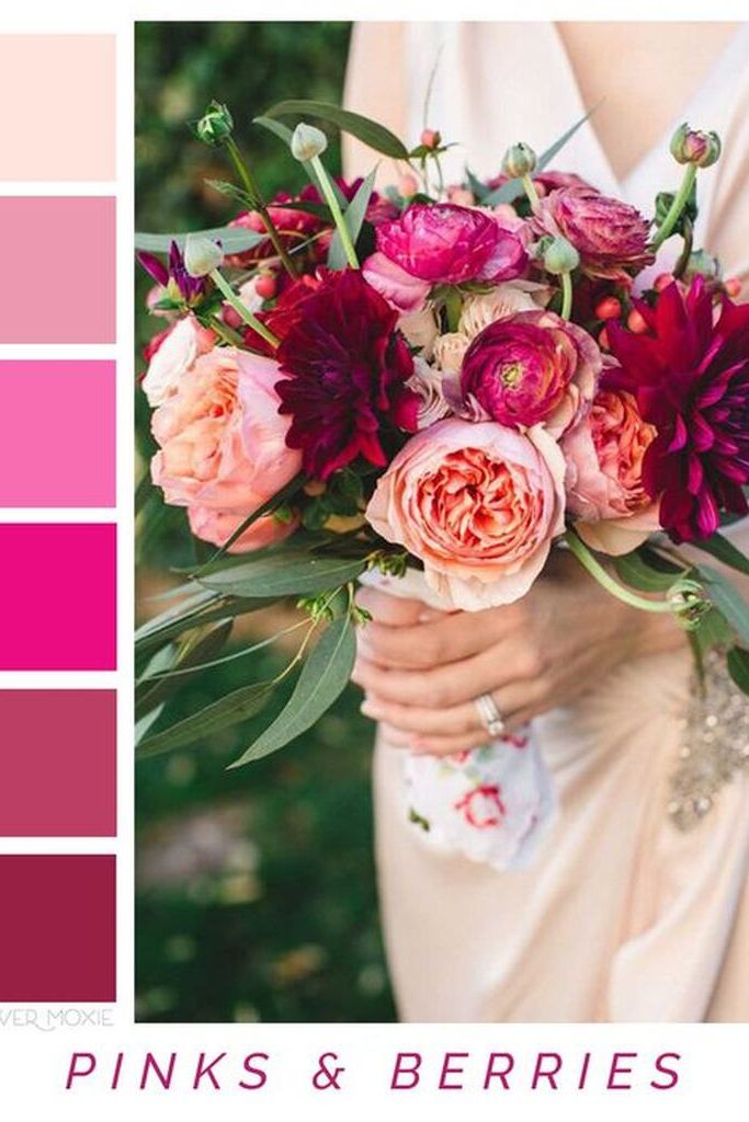 noiva segurando buquê com flores rosas e ao lado paleta de cores fúcsia para casamento